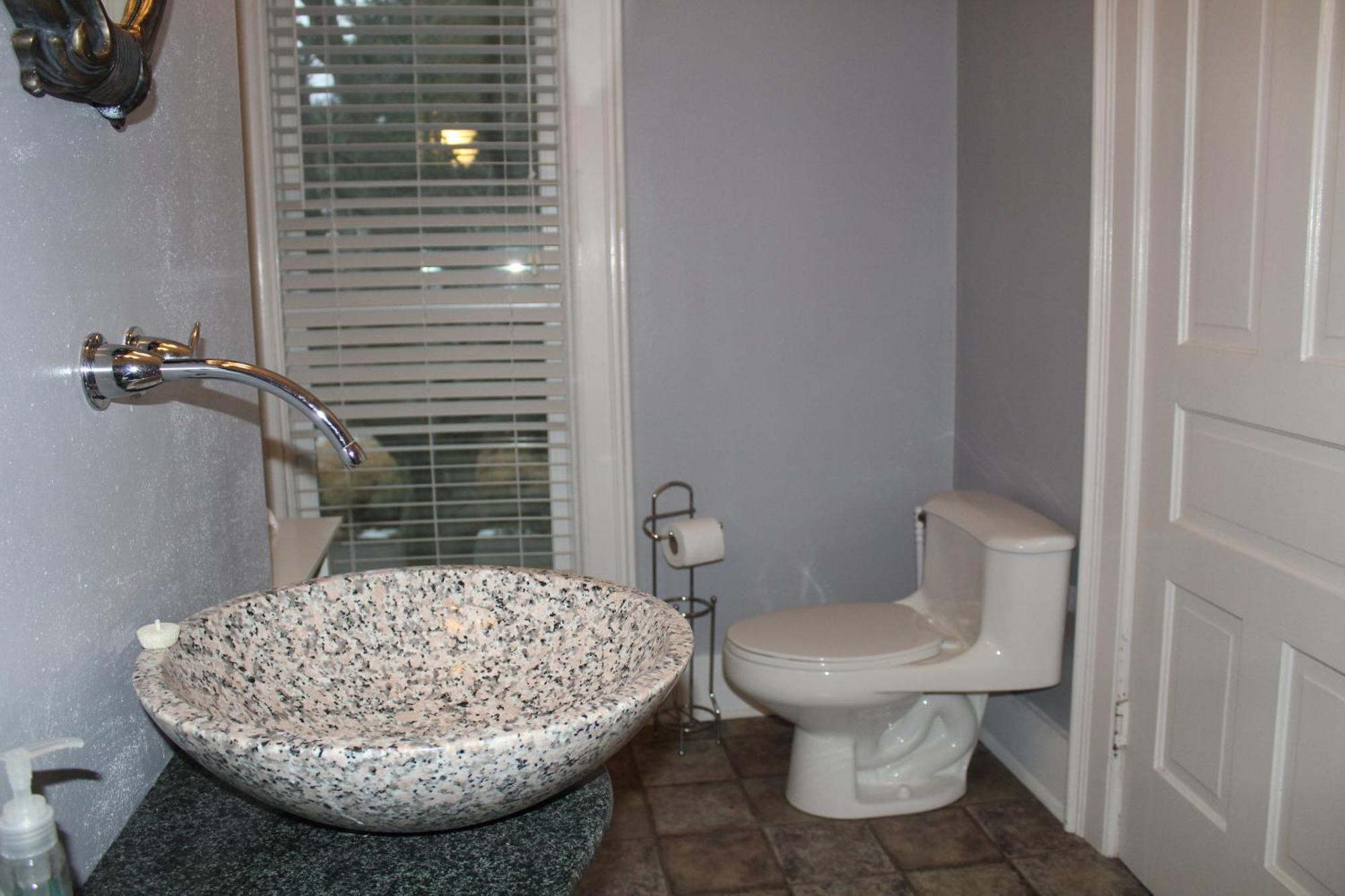 Monroe Manor 3*